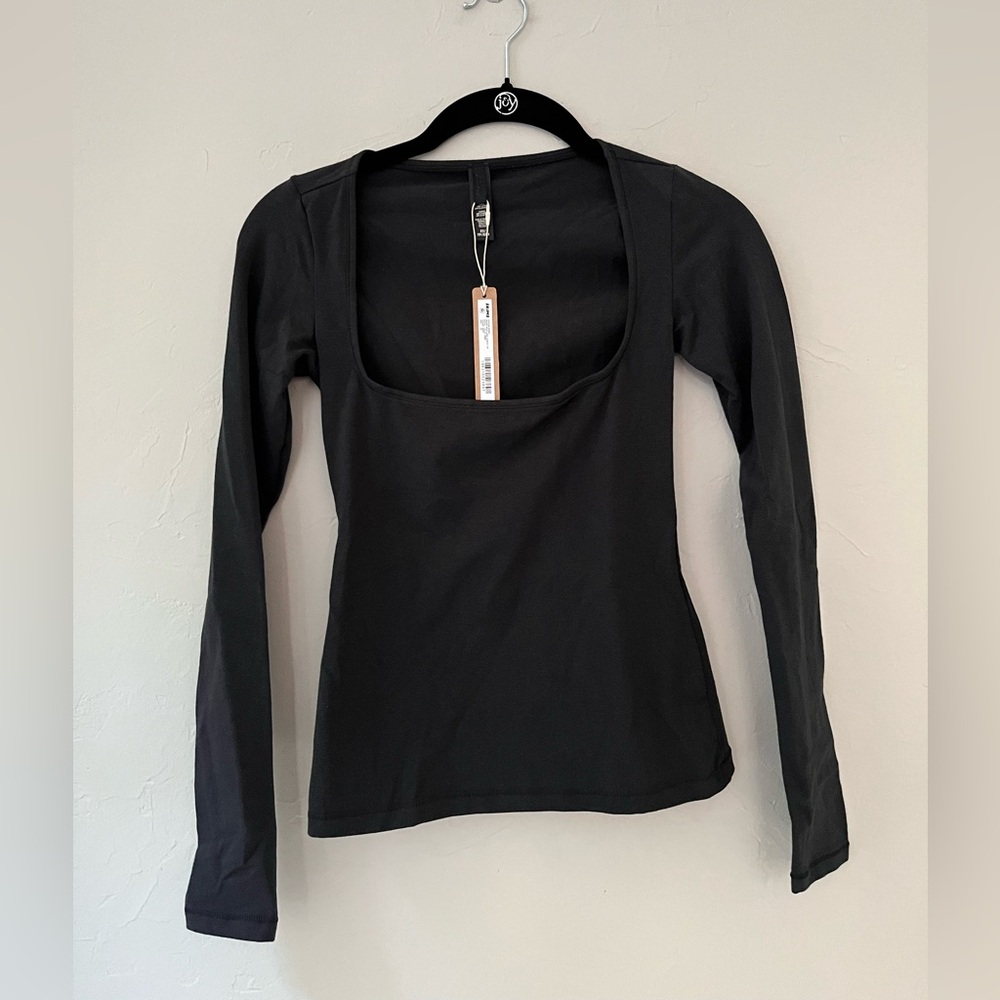 SKIMS Long Sleeve Scoop Neck Tee in Black